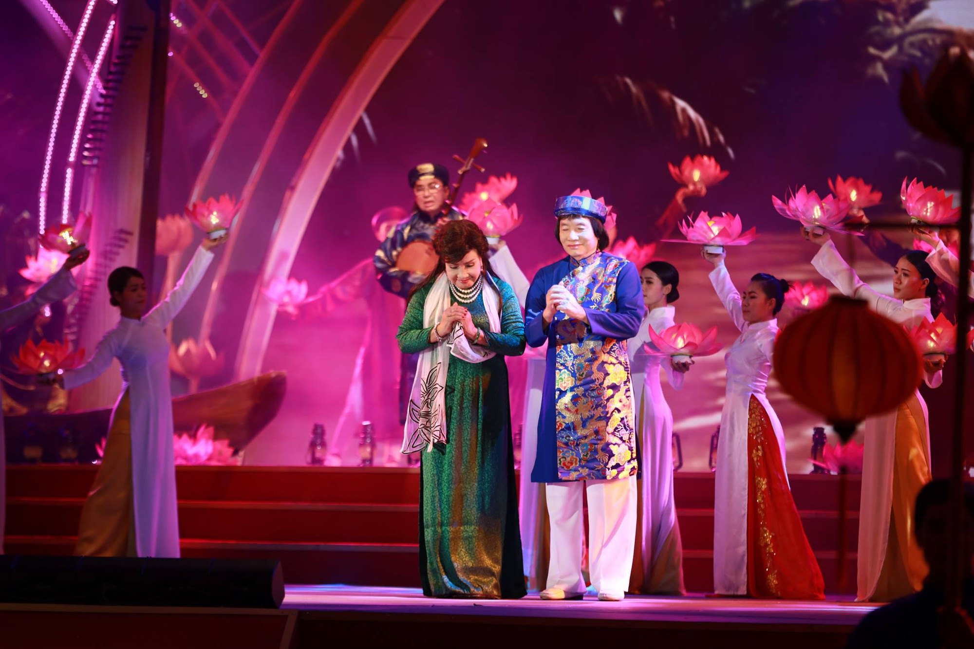 Ngoài 70, NSND Lệ Thủy và NSƯT Minh Vương ngọt ngào khi song ca - Ảnh 4. Ngoài 70, NSND Lệ Thủy và NSƯT Minh Vương ngọt ngào khi song ca - Ảnh 4.