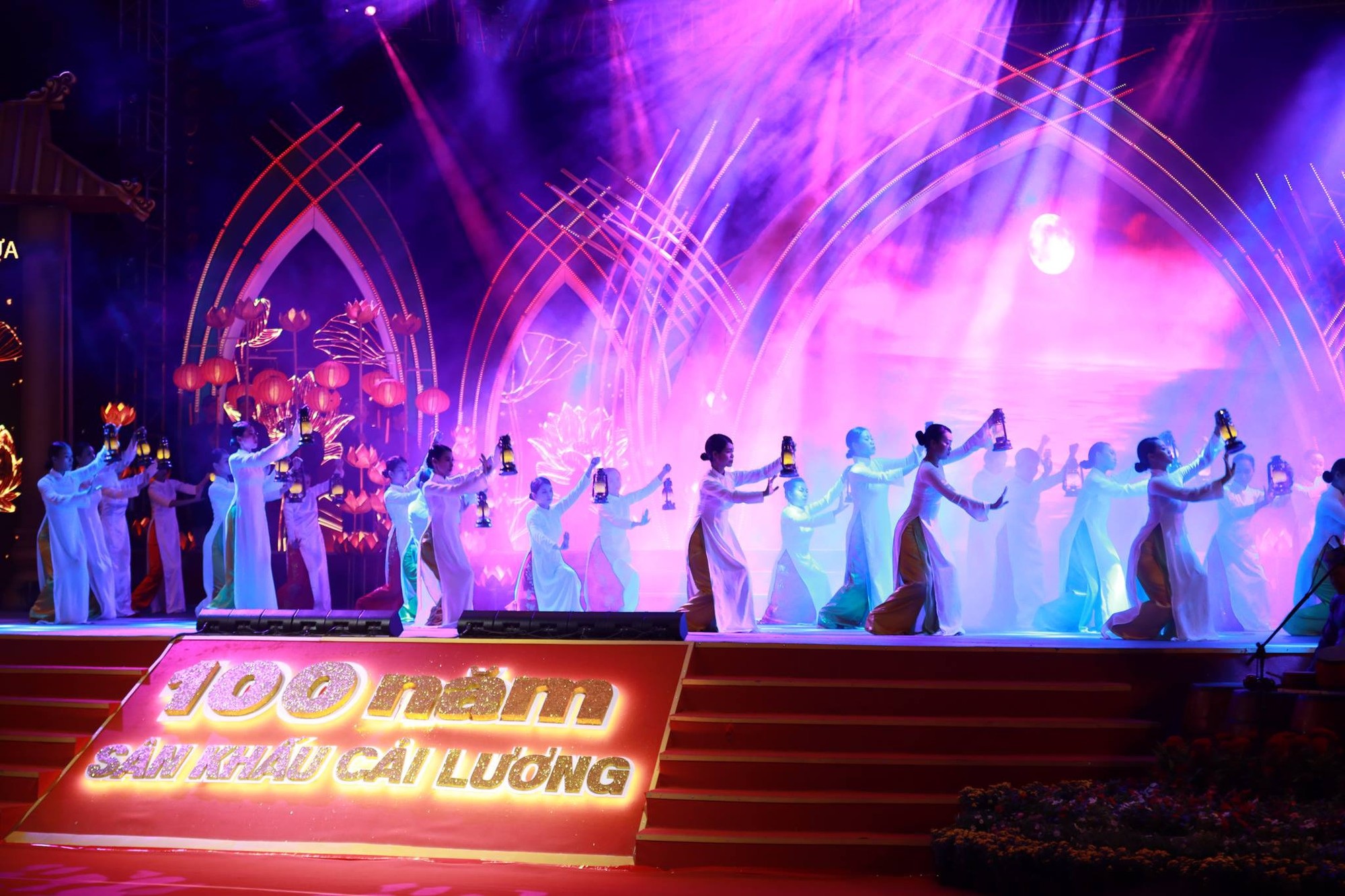 Ngoài 70, NSND Lệ Thủy và NSƯT Minh Vương ngọt ngào khi song ca - Ảnh 10. Ngoài 70, NSND Lệ Thủy và NSƯT Minh Vương ngọt ngào khi song ca - Ảnh 10.