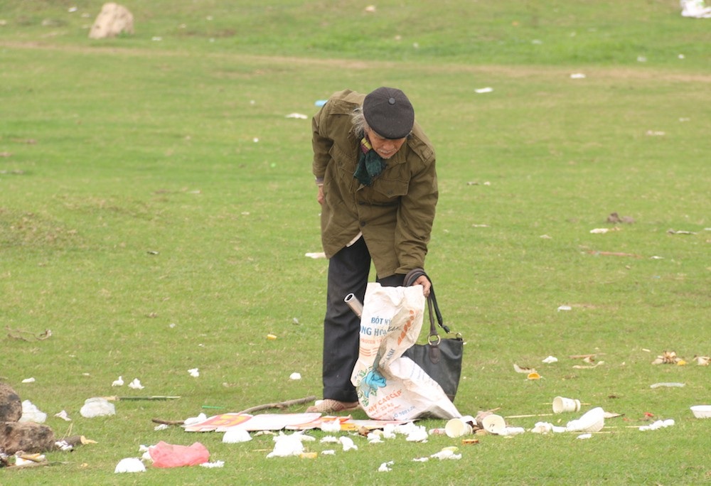 Ngán ngẩm cảnh bãi giữa Sông Hồng ngập ngụa trong rác thải sau những cuộc vui của dân phượt - Ảnh 3.