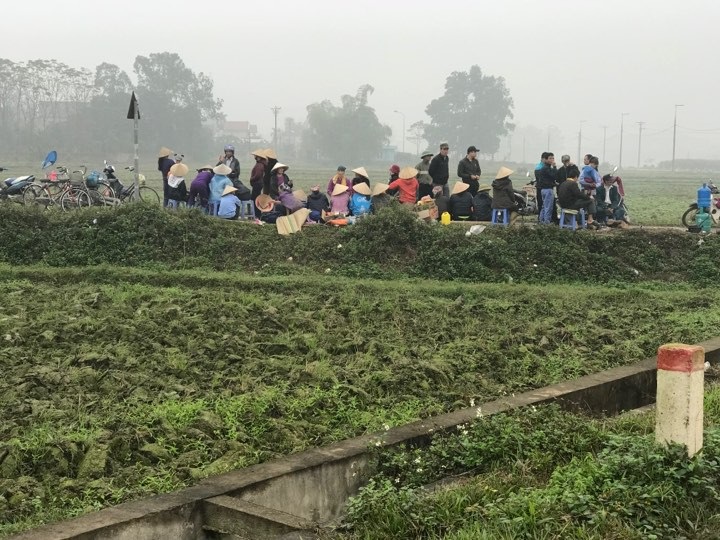 Hàng chục người dân vẫn bám trụ ngày đêm, chặn xe vào bãi rác Nam Sơn - Ảnh 5. Hàng chục người dân vẫn bám trụ ngày đêm, chặn xe vào bãi rác Nam Sơn - Ảnh 5.
