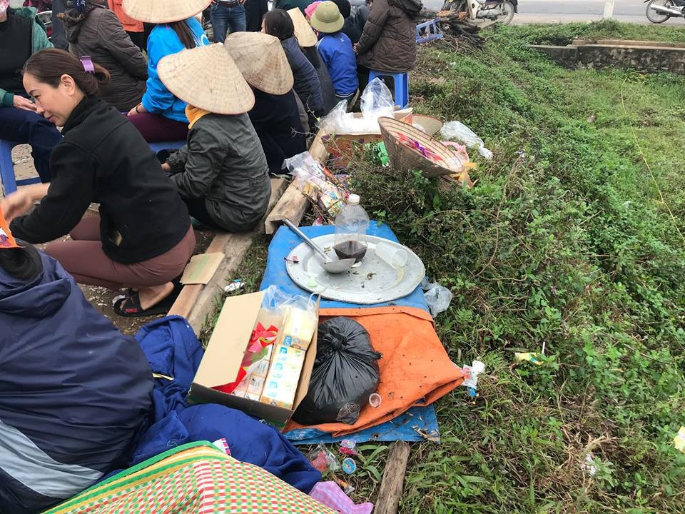 Hàng chục người dân vẫn bám trụ ngày đêm, chặn xe vào bãi rác Nam Sơn - Ảnh 3. Hàng chục người dân vẫn bám trụ ngày đêm, chặn xe vào bãi rác Nam Sơn - Ảnh 3.