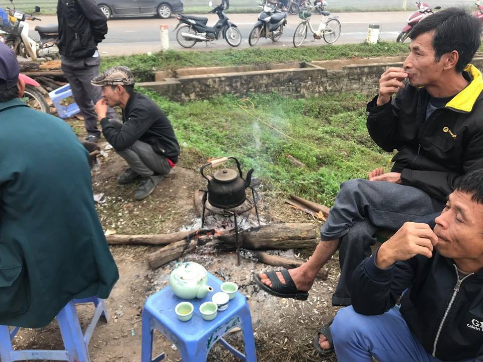 Hàng chục người dân vẫn bám trụ ngày đêm, chặn xe vào bãi rác Nam Sơn - Ảnh 4. Hàng chục người dân vẫn bám trụ ngày đêm, chặn xe vào bãi rác Nam Sơn - Ảnh 4.