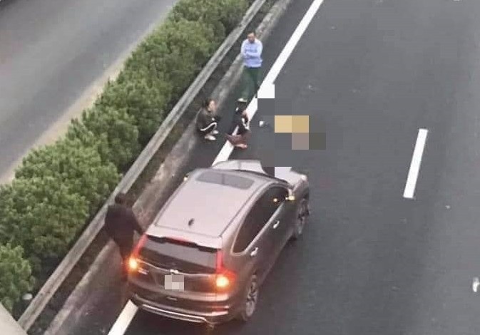 Vụ tông chết người đi bộ qua cao tốc: Đi tập thể dục trên cao tốc? - Ảnh 1. Vụ tông chết người đi bộ qua cao tốc: Đi tập thể dục trên cao tốc? - Ảnh 1.