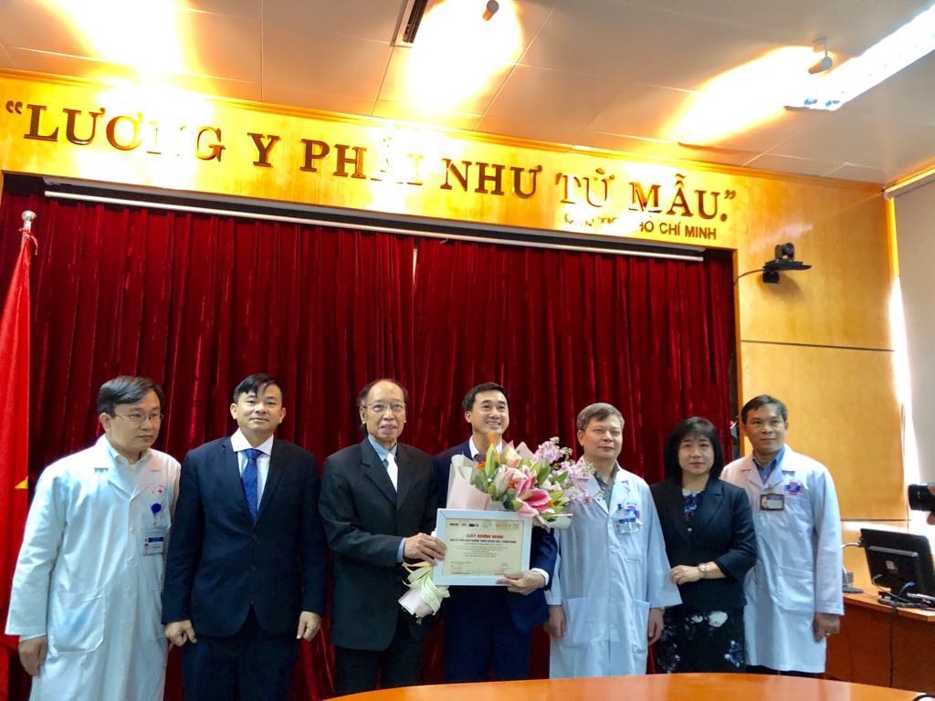 Chủ nhân giải nhất Nhân tài Đất Việt trao 200 triệu tiền giải thưởng cho bệnh nhân, người nghèo - Ảnh 2. Chủ nhân giải nhất Nhân tài Đất Việt trao 200 triệu tiền giải thưởng cho bệnh nhân, người nghèo - Ảnh 2.