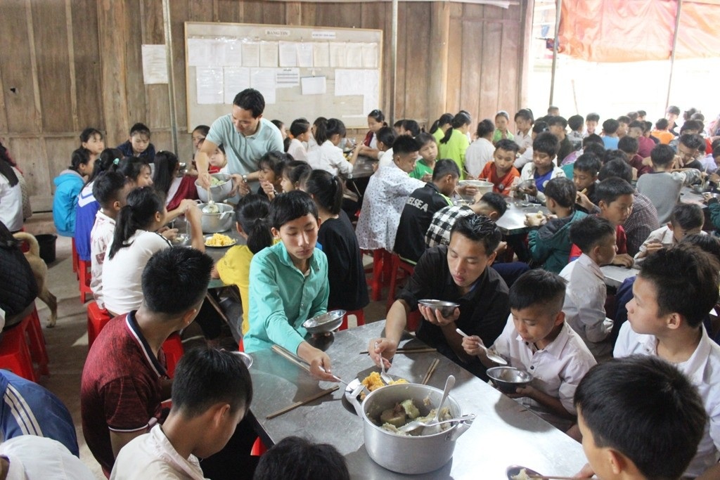 Mang Tết sớm đến với học sinh rẻo cao xứ Nghệ - Ảnh 6. Mang Tết sớm đến với học sinh rẻo cao xứ Nghệ - Ảnh 6.