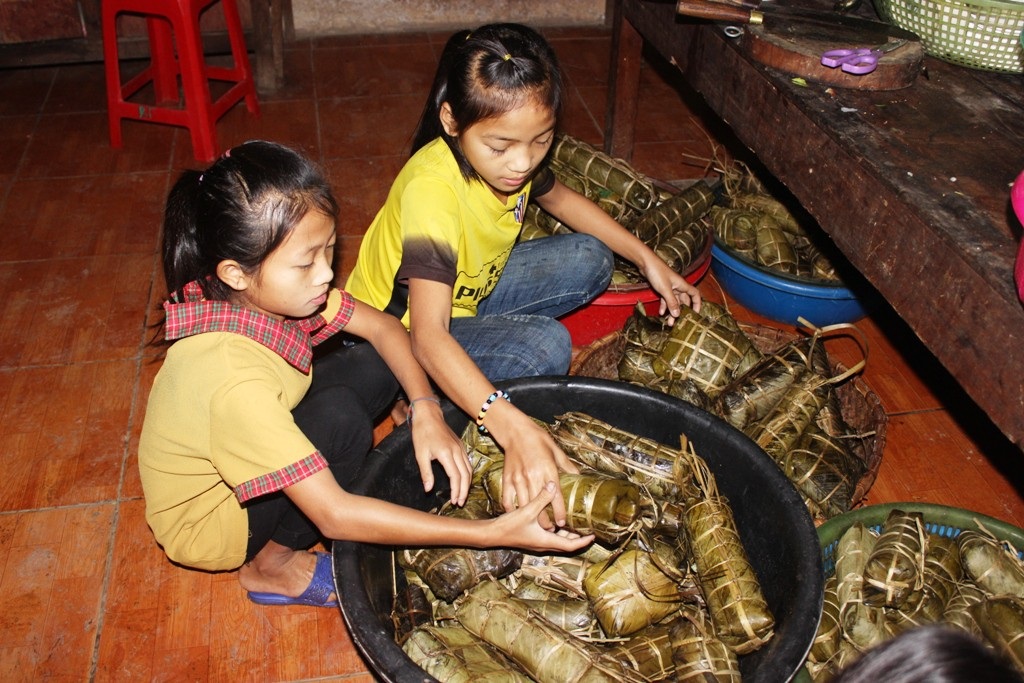Mang Tết sớm đến với học sinh rẻo cao xứ Nghệ - Ảnh 4. Mang Tết sớm đến với học sinh rẻo cao xứ Nghệ - Ảnh 4.