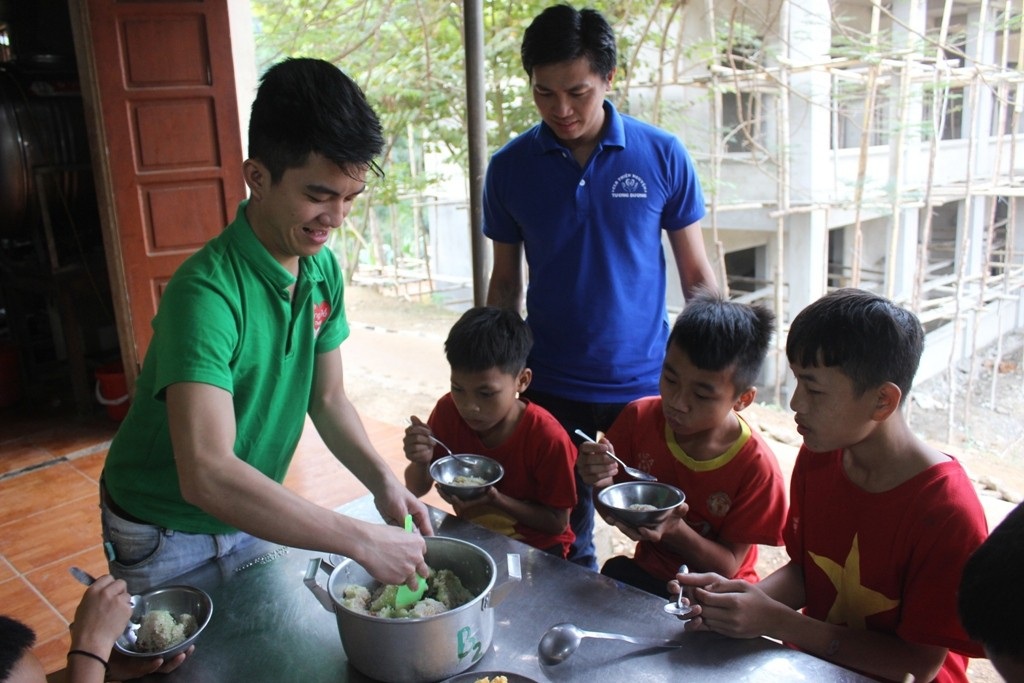 Mang Tết sớm đến với học sinh rẻo cao xứ Nghệ - Ảnh 5. Mang Tết sớm đến với học sinh rẻo cao xứ Nghệ - Ảnh 5.