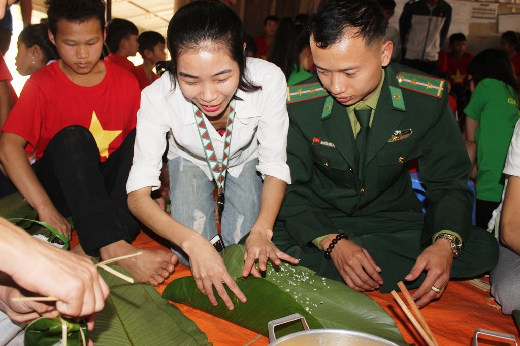 Mang Tết sớm đến với học sinh rẻo cao xứ Nghệ - Ảnh 3. Mang Tết sớm đến với học sinh rẻo cao xứ Nghệ - Ảnh 3.