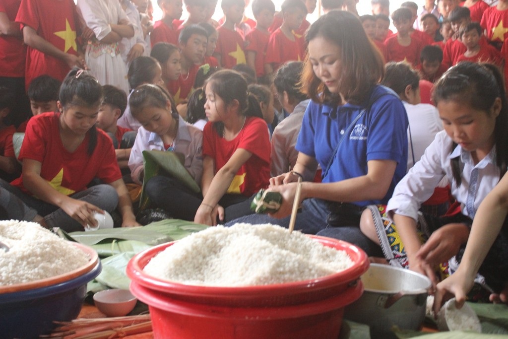 Mang Tết sớm đến với học sinh rẻo cao xứ Nghệ - Ảnh 1. Mang Tết sớm đến với học sinh rẻo cao xứ Nghệ - Ảnh 1.