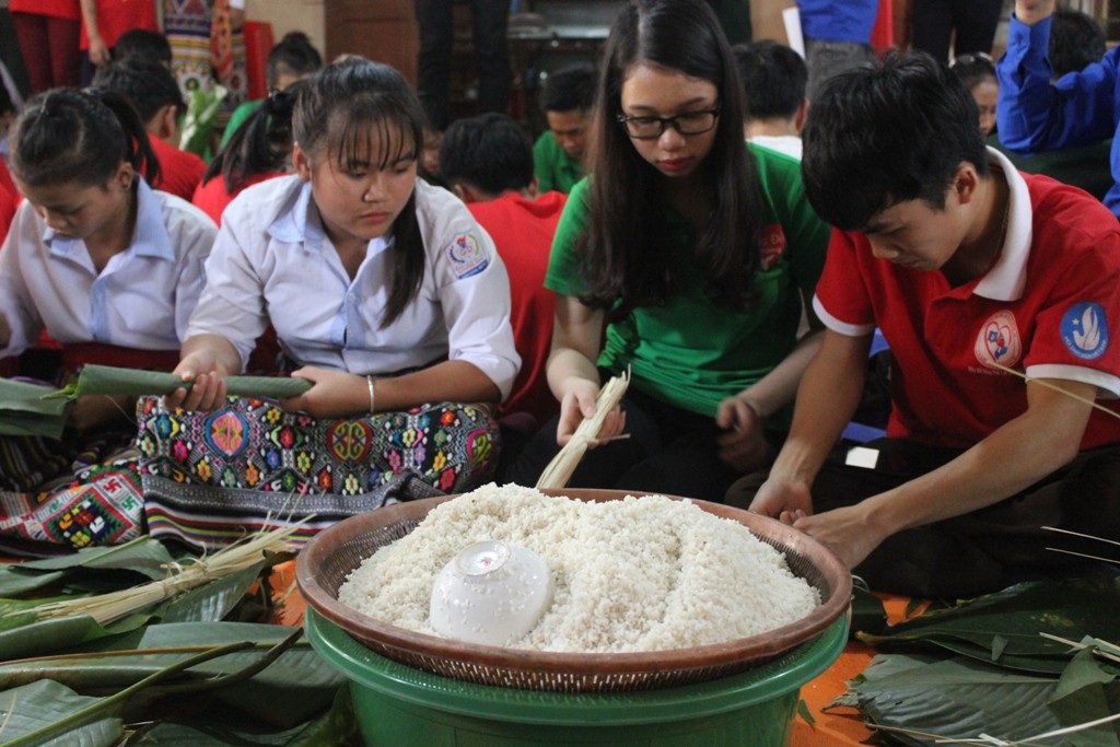 Mang Tết sớm đến với học sinh rẻo cao xứ Nghệ - Ảnh 2. Mang Tết sớm đến với học sinh rẻo cao xứ Nghệ - Ảnh 2.
