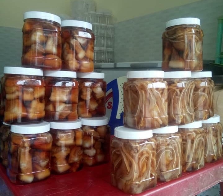 Hàng Tết “nhà làm” được ưa chuộng - Ảnh 2. Hàng Tết “nhà làm” được ưa chuộng - Ảnh 2.