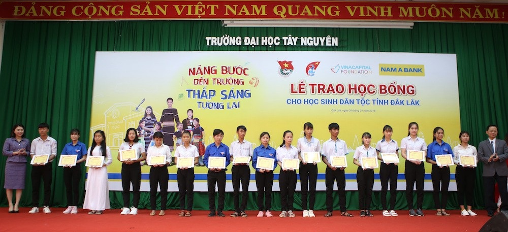 Hoa hậu HHen Niê trao học bổng tại Đăk Lăk - Ảnh 1. Hoa hậu HHen Niê trao học bổng tại Đăk Lăk - Ảnh 1.