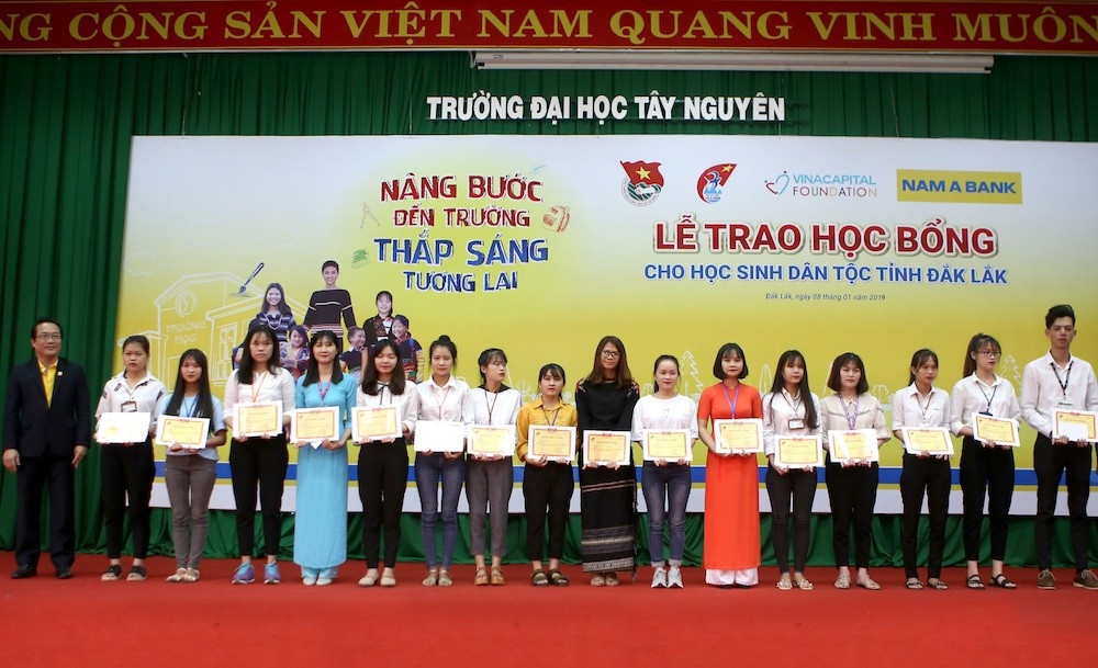 Hoa hậu HHen Niê trao học bổng tại Đăk Lăk - Ảnh 2. Hoa hậu HHen Niê trao học bổng tại Đăk Lăk - Ảnh 2.