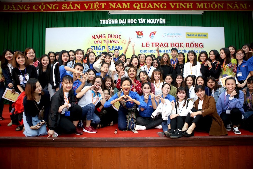 Hoa hậu HHen Niê trao học bổng tại Đăk Lăk - Ảnh 3. Hoa hậu HHen Niê trao học bổng tại Đăk Lăk - Ảnh 3.