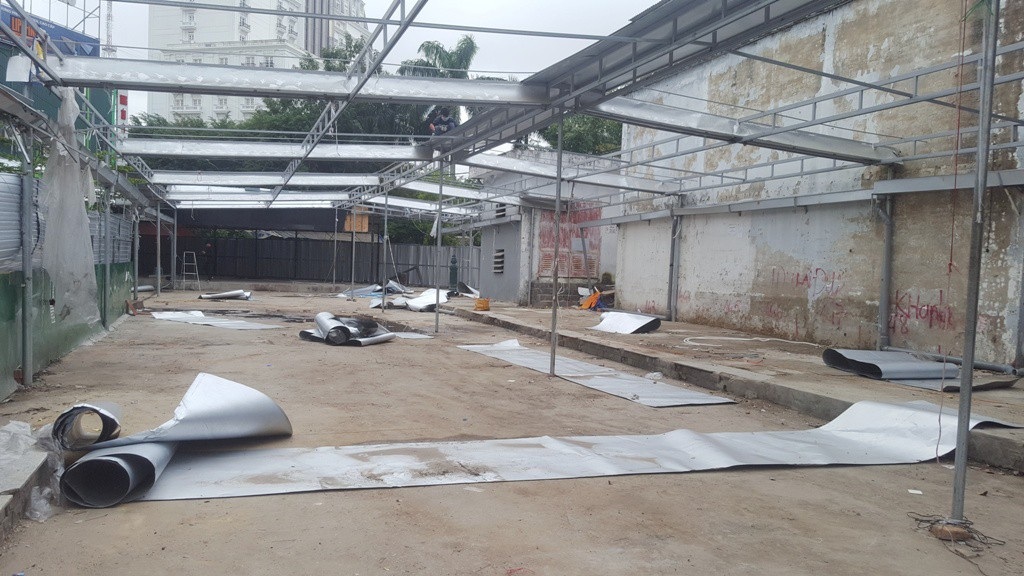Dỡ sạch trung tâm mua sắm trái phép chống lệnh Chủ tịch tỉnh Thừa Thiên Huế! - Ảnh 1. Dỡ sạch trung tâm mua sắm trái phép chống lệnh Chủ tịch tỉnh Thừa Thiên Huế! - Ảnh 1.
