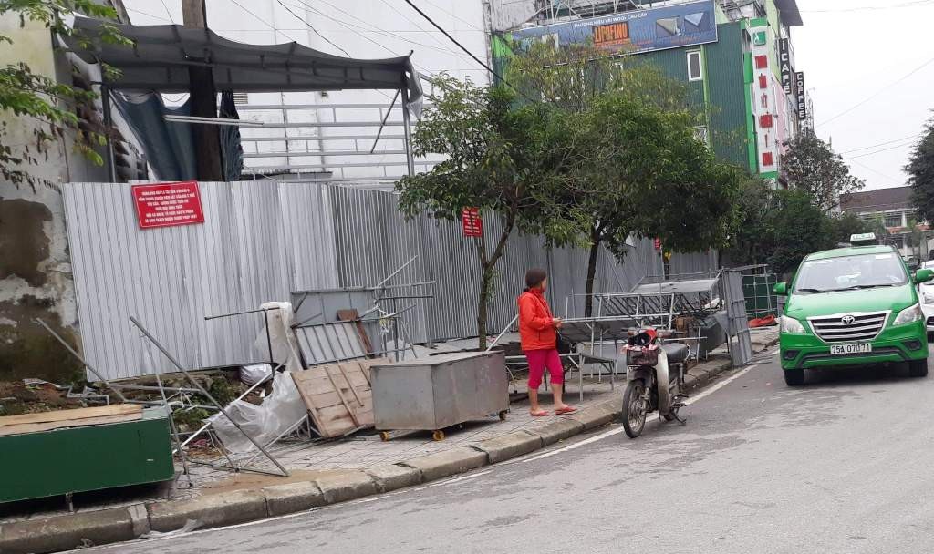 Dỡ sạch trung tâm mua sắm trái phép chống lệnh Chủ tịch tỉnh Thừa Thiên Huế! - Ảnh 7. Dỡ sạch trung tâm mua sắm trái phép chống lệnh Chủ tịch tỉnh Thừa Thiên Huế! - Ảnh 7.