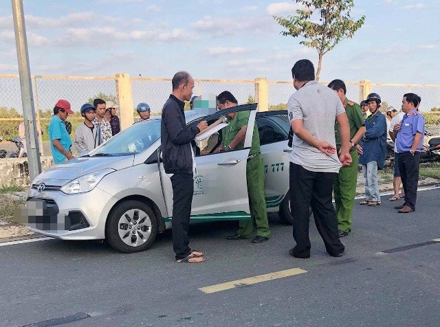 Điều tra tài xế taxi nghi bị khách cứa cổ ngay trên xe - Ảnh 1. Điều tra tài xế taxi nghi bị khách cứa cổ ngay trên xe - Ảnh 1.