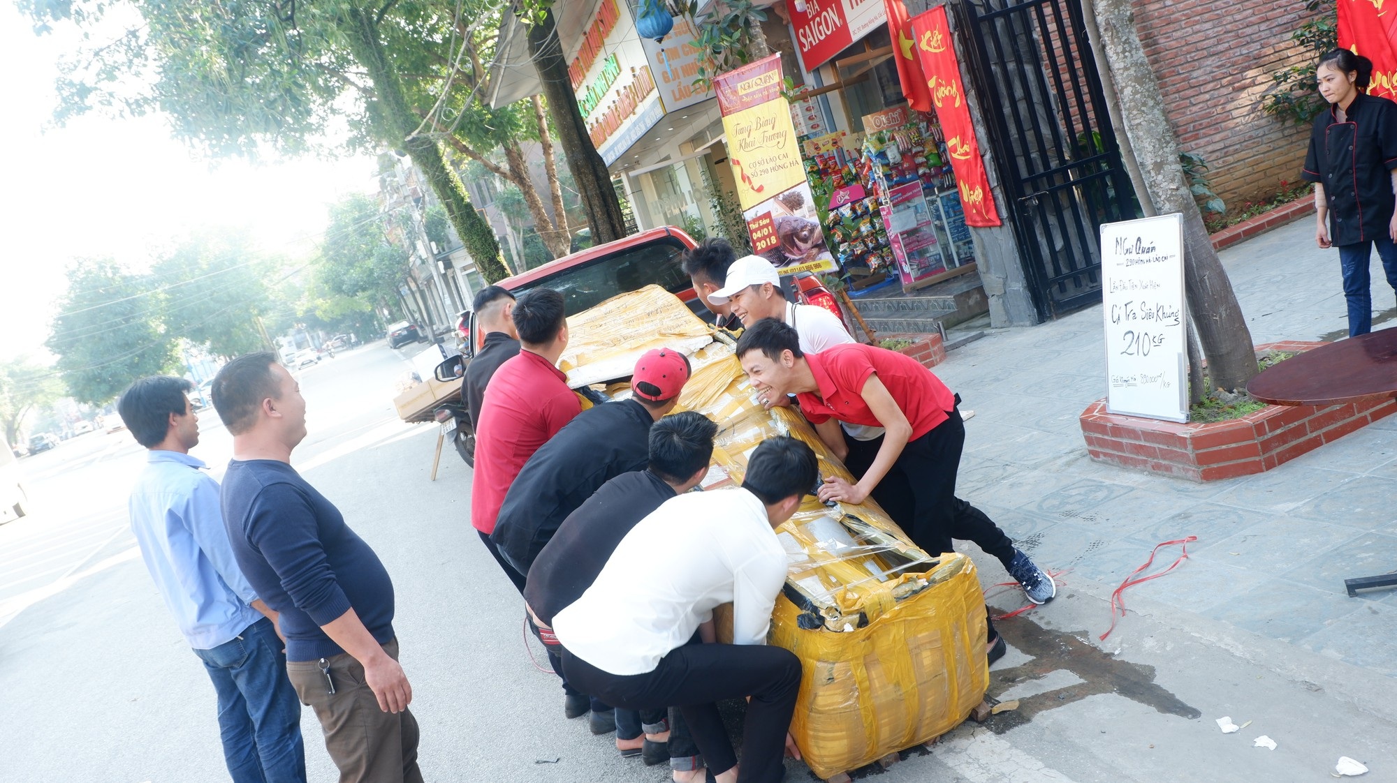 Chi hàng trăm triệu đưa “thủy quái” từ Campuchia về Việt Nam ăn Tết Kỷ Hợi - Ảnh 2.