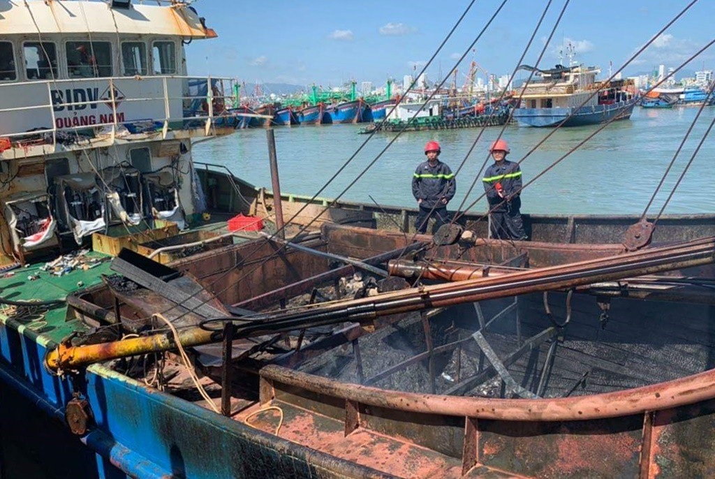 Cháy tàu cá 13 tỷ, nghi do bất cẩn khi hàn xì - Ảnh 1. Cháy tàu cá 13 tỷ, nghi do bất cẩn khi hàn xì - Ảnh 1.