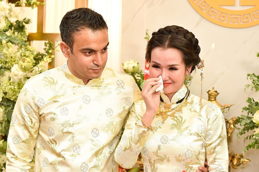 Mẹ Võ Hạ Trâm khóc nức nở khi con gái lên xe hoa cùng chồng Ấn Độ - Ảnh 14. Mẹ Võ Hạ Trâm khóc nức nở khi con gái lên xe hoa cùng chồng Ấn Độ - Ảnh 14.