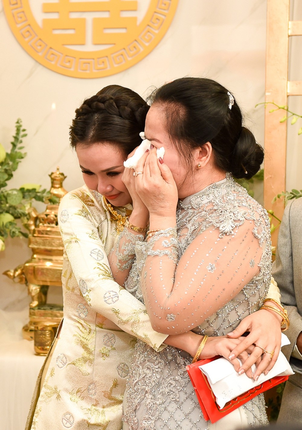Mẹ Võ Hạ Trâm khóc nức nở khi con gái lên xe hoa cùng chồng Ấn Độ - Ảnh 12.