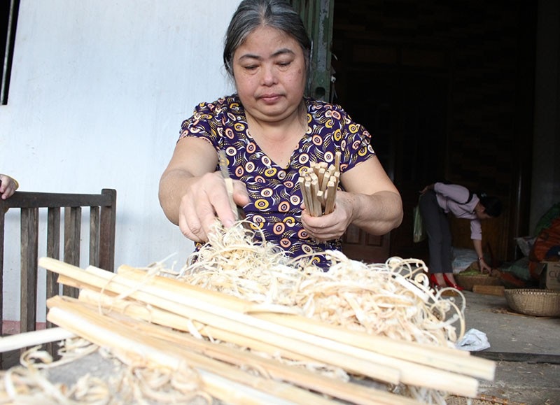 Hà Tĩnh: Làng đũa cau rừng hối hả “vót tiền” đón Tết - Ảnh 9. Hà Tĩnh: Làng đũa cau rừng hối hả “vót tiền” đón Tết - Ảnh 9.