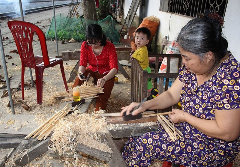 Hà Tĩnh: Làng đũa cau rừng hối hả “vót tiền” đón Tết - Ảnh 10. Hà Tĩnh: Làng đũa cau rừng hối hả “vót tiền” đón Tết - Ảnh 10.