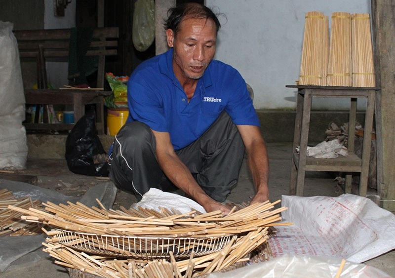 Hà Tĩnh: Làng đũa cau rừng hối hả “vót tiền” đón Tết - Ảnh 12. Hà Tĩnh: Làng đũa cau rừng hối hả “vót tiền” đón Tết - Ảnh 12.