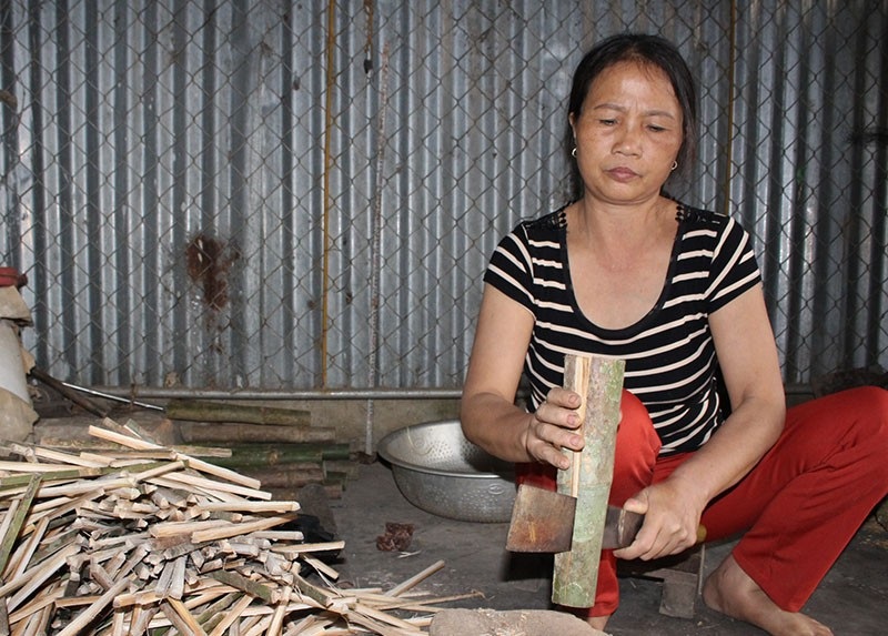 Hà Tĩnh: Làng đũa cau rừng hối hả “vót tiền” đón Tết - Ảnh 5. Hà Tĩnh: Làng đũa cau rừng hối hả “vót tiền” đón Tết - Ảnh 5.