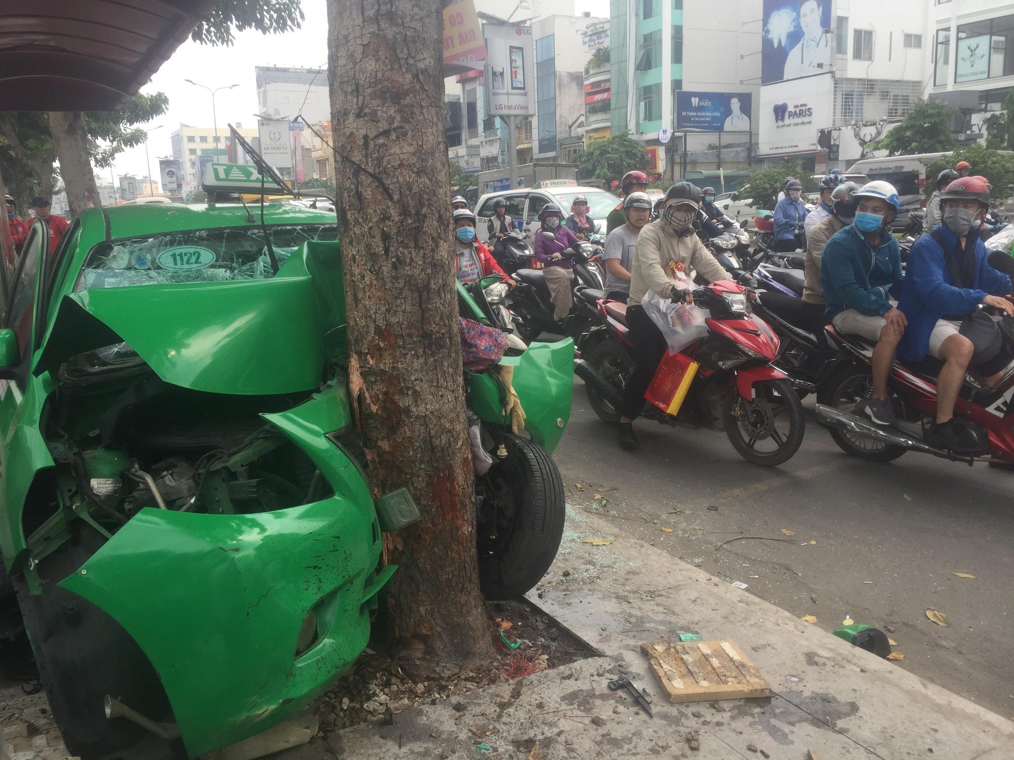 TPHCM: Taxi bể nát khi tông thẳng vào gốc cây - Ảnh 1. TPHCM: Taxi bể nát khi tông thẳng vào gốc cây - Ảnh 1.