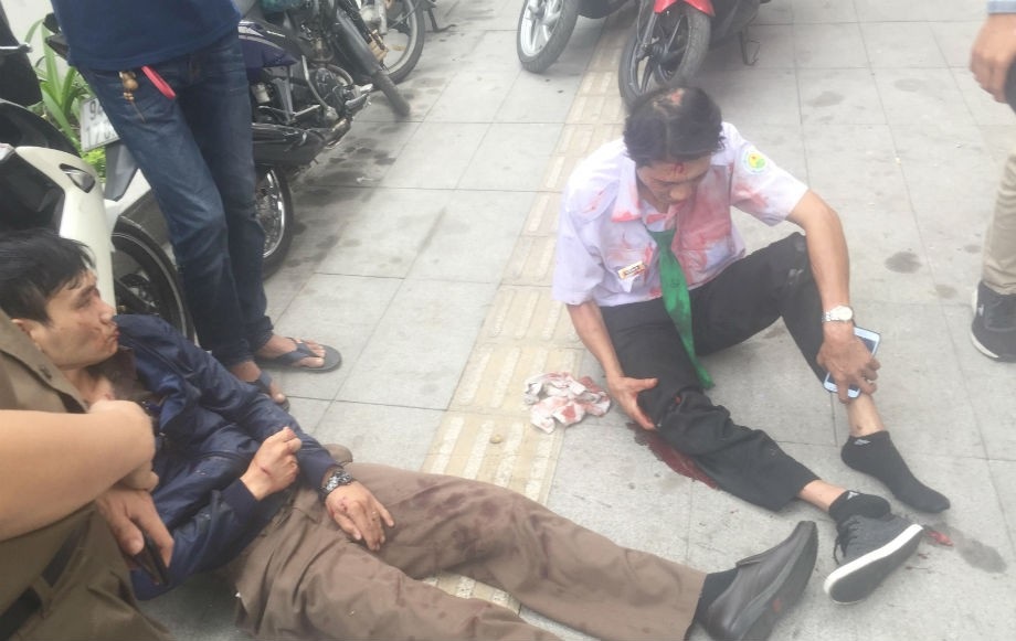 TPHCM: Taxi bể nát khi tông thẳng vào gốc cây - Ảnh 2. TPHCM: Taxi bể nát khi tông thẳng vào gốc cây - Ảnh 2.