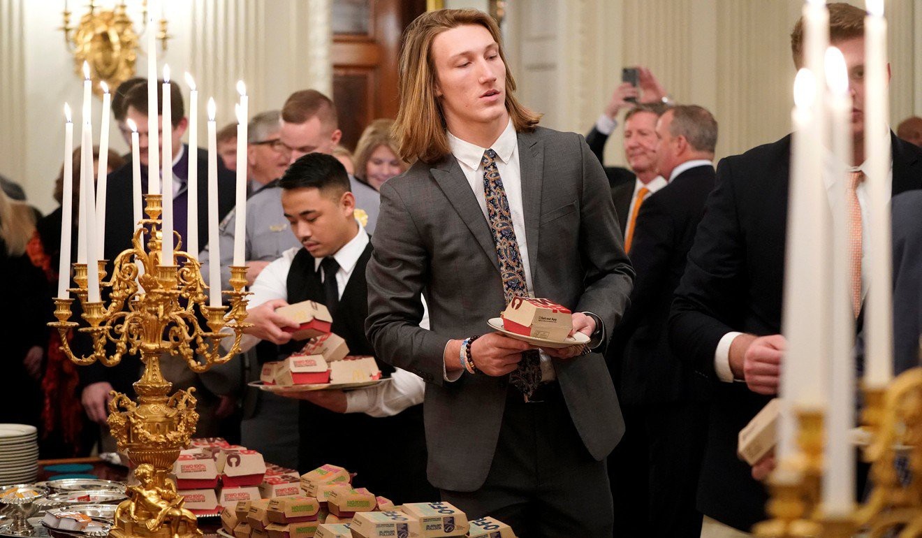 Chính phủ đóng cửa, ông Trump bỏ tiền túi mua đồ ăn nhanh đãi khách - Ảnh 4. Chính phủ đóng cửa, ông Trump bỏ tiền túi mua đồ ăn nhanh đãi khách - Ảnh 4.