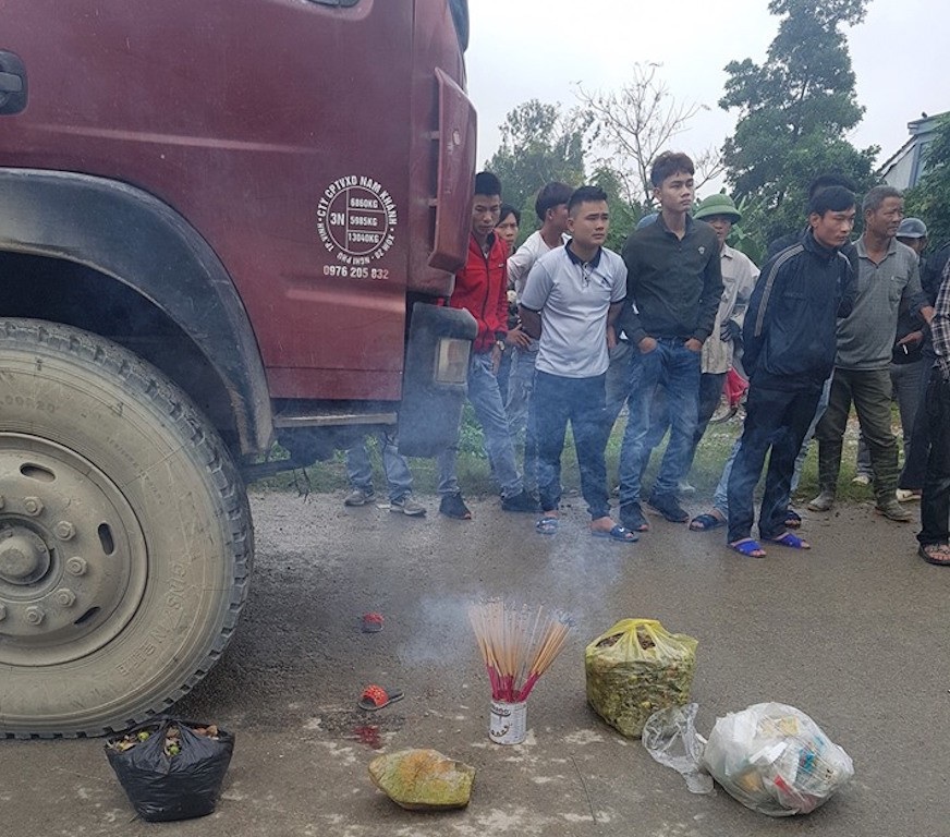 Bé gái bị xe tông trước cổng trường mầm non: Vì sao cổng trường mở? - Ảnh 2.