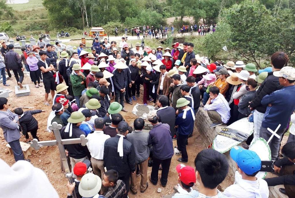 Bé gái bị xe tông trước cổng trường mầm non: Vì sao cổng trường mở? - Ảnh 3.