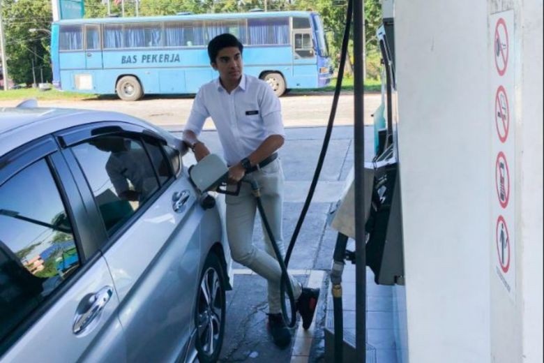 Bức ảnh đổ xăng gây tranh cãi của Bộ trưởng 26 tuổi người Malaysia - Ảnh 1.