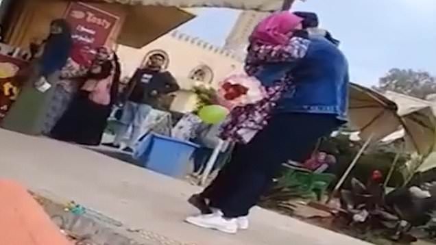Nữ sinh bị đuổi học vì được cầu hôn giữa sân trường - Ảnh 2. Nữ sinh bị đuổi học vì được cầu hôn giữa sân trường - Ảnh 2.