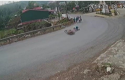 Hàng loạt xe máy đổ nhào ở khúc cua “ma quái” - Ảnh 1. Hàng loạt xe máy đổ nhào ở khúc cua “ma quái” - Ảnh 1.