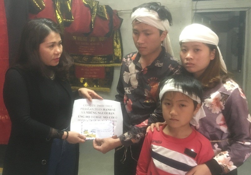 Hơn 50 triệu đồng đến với 3 anh em mồ côi cha mẹ - Ảnh 2. Hơn 50 triệu đồng đến với 3 anh em mồ côi cha mẹ - Ảnh 2.