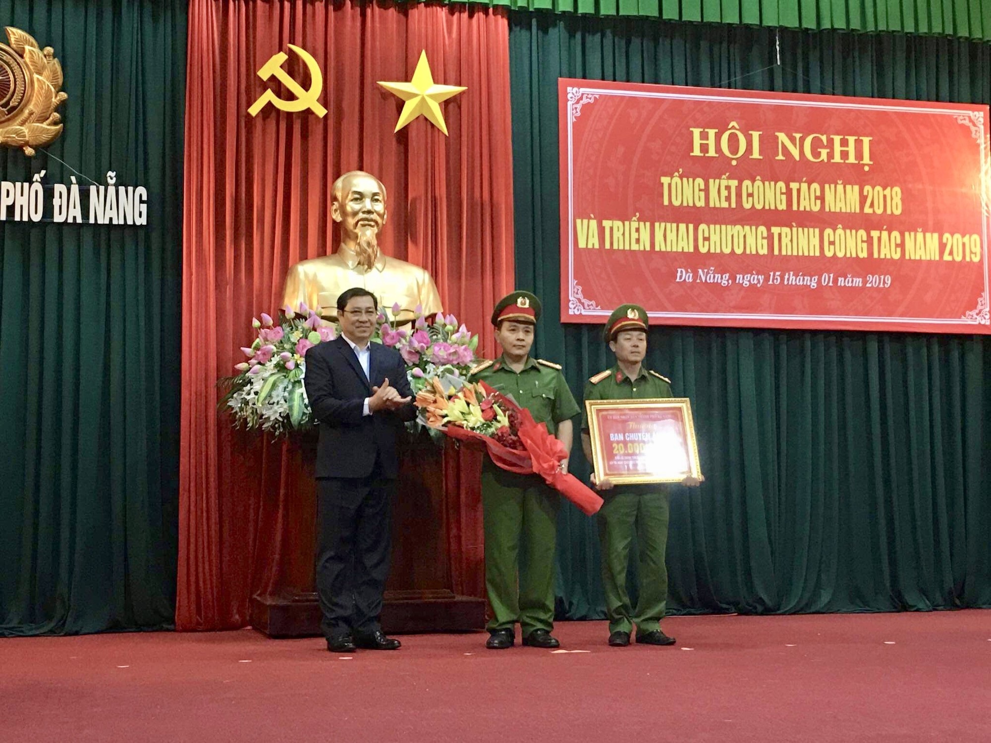Lời khai của nghi phạm thực hiện vụ cướp chỉ trong 27 giây ở Đà Nẵng - Ảnh 1. Lời khai của nghi phạm thực hiện vụ cướp chỉ trong 27 giây ở Đà Nẵng - Ảnh 1.