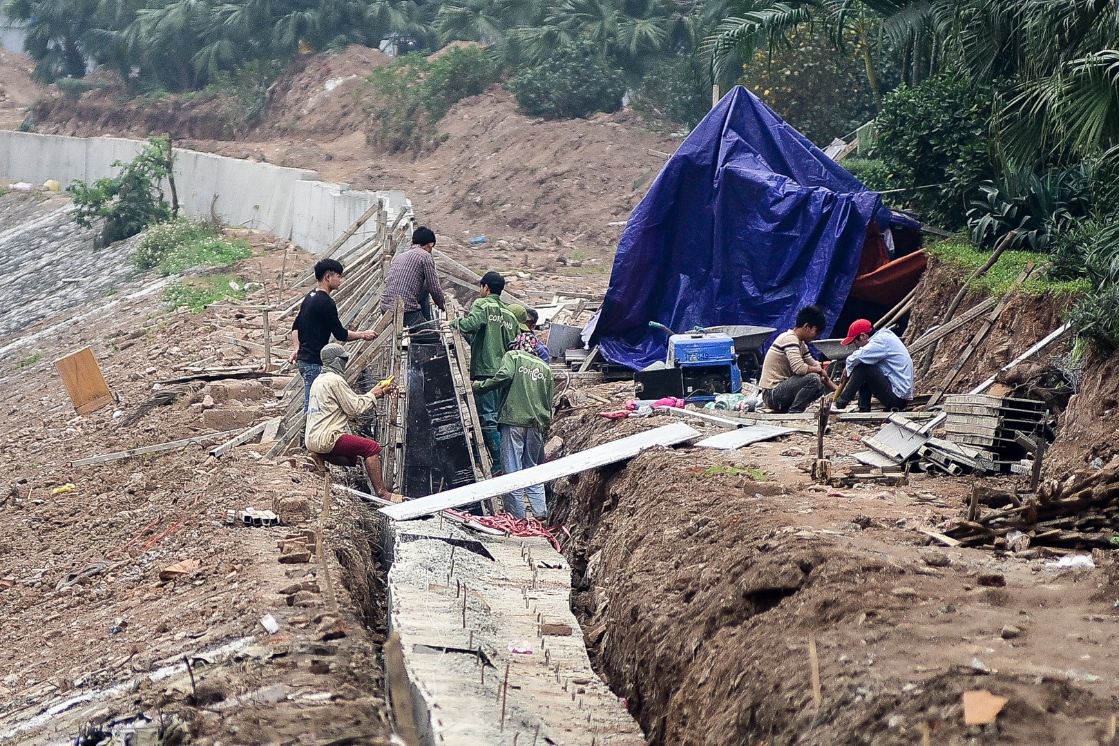 Công nhân hối hả xén dải phân cách mở rộng đường Hà Nội - Ảnh 9. Công nhân hối hả xén dải phân cách mở rộng đường Hà Nội - Ảnh 9.