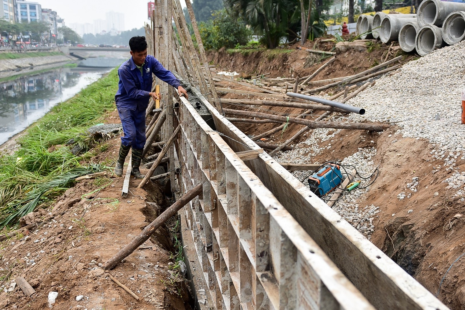 Công nhân hối hả xén dải phân cách mở rộng đường Hà Nội - Ảnh 12. Công nhân hối hả xén dải phân cách mở rộng đường Hà Nội - Ảnh 12.