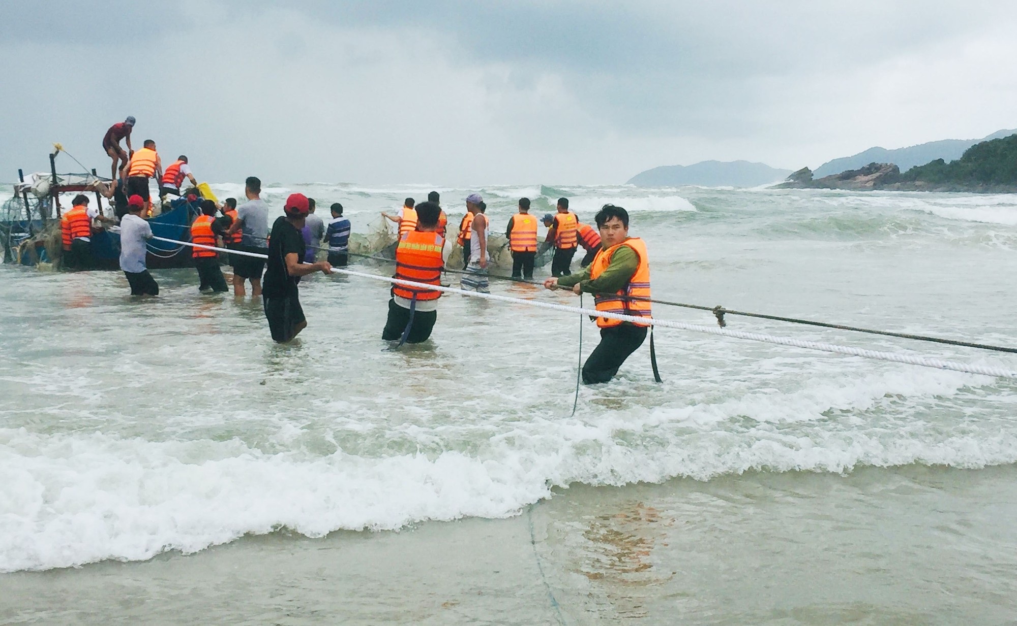 2 ngư dân đi trên ghe bị sóng biển đánh chìm - Ảnh 1. 2 ngư dân đi trên ghe bị sóng biển đánh chìm - Ảnh 1.
