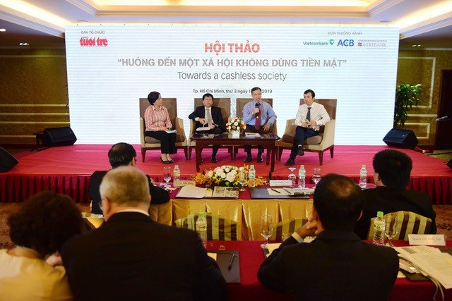 Người Việt khó bỏ thói quen dùng tiền mặt - Ảnh 1. Người Việt khó bỏ thói quen dùng tiền mặt - Ảnh 1.