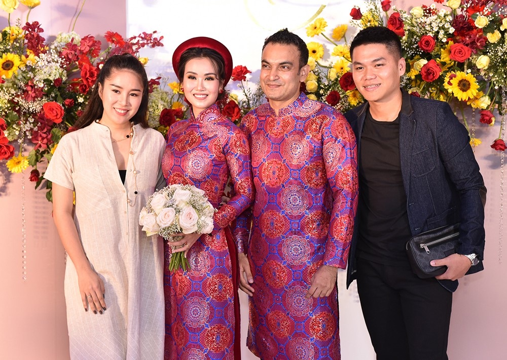 Vợ chồng “hoàng tử xiếc” Quốc Cơ dự đám cưới Võ Hạ Trâm - Ảnh 9. Vợ chồng “hoàng tử xiếc” Quốc Cơ dự đám cưới Võ Hạ Trâm - Ảnh 9.