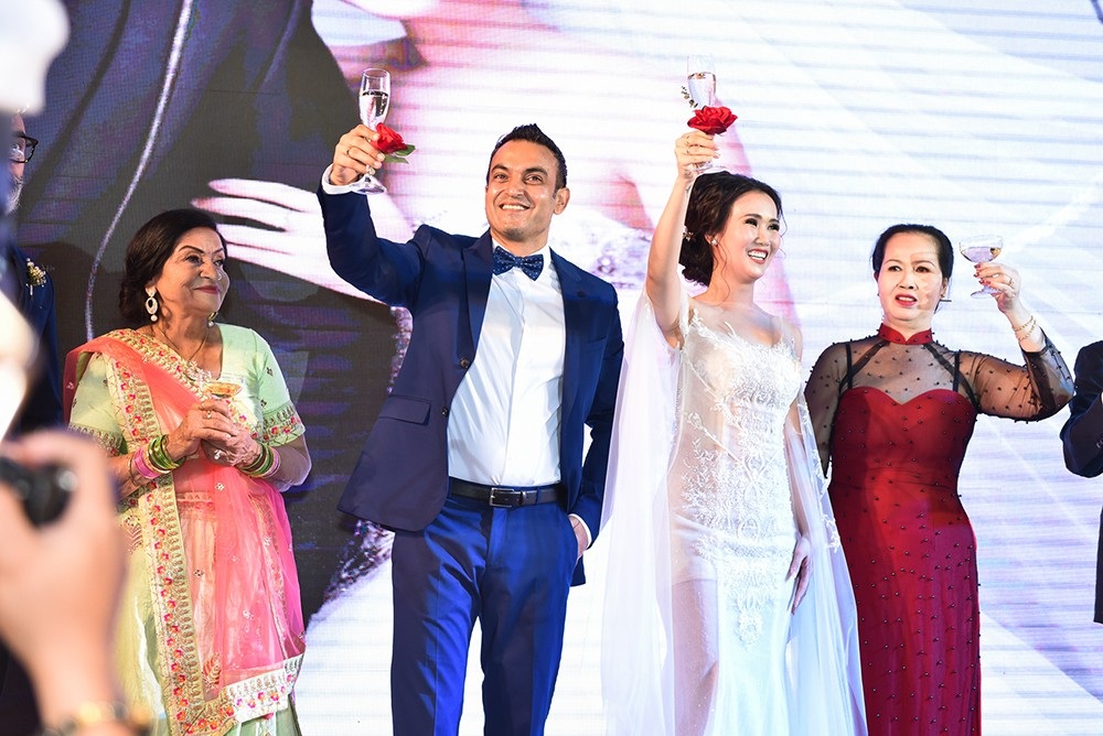 Vợ chồng “hoàng tử xiếc” Quốc Cơ dự đám cưới Võ Hạ Trâm - Ảnh 22. Vợ chồng “hoàng tử xiếc” Quốc Cơ dự đám cưới Võ Hạ Trâm - Ảnh 22.