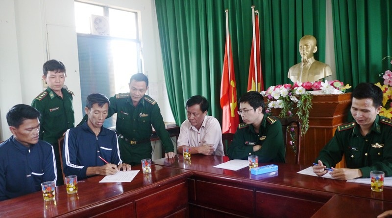 Tàu cá Bình Định đưa 2 người nước ngoài vào bờ an toàn - Ảnh 1. Tàu cá Bình Định đưa 2 người nước ngoài vào bờ an toàn - Ảnh 1.