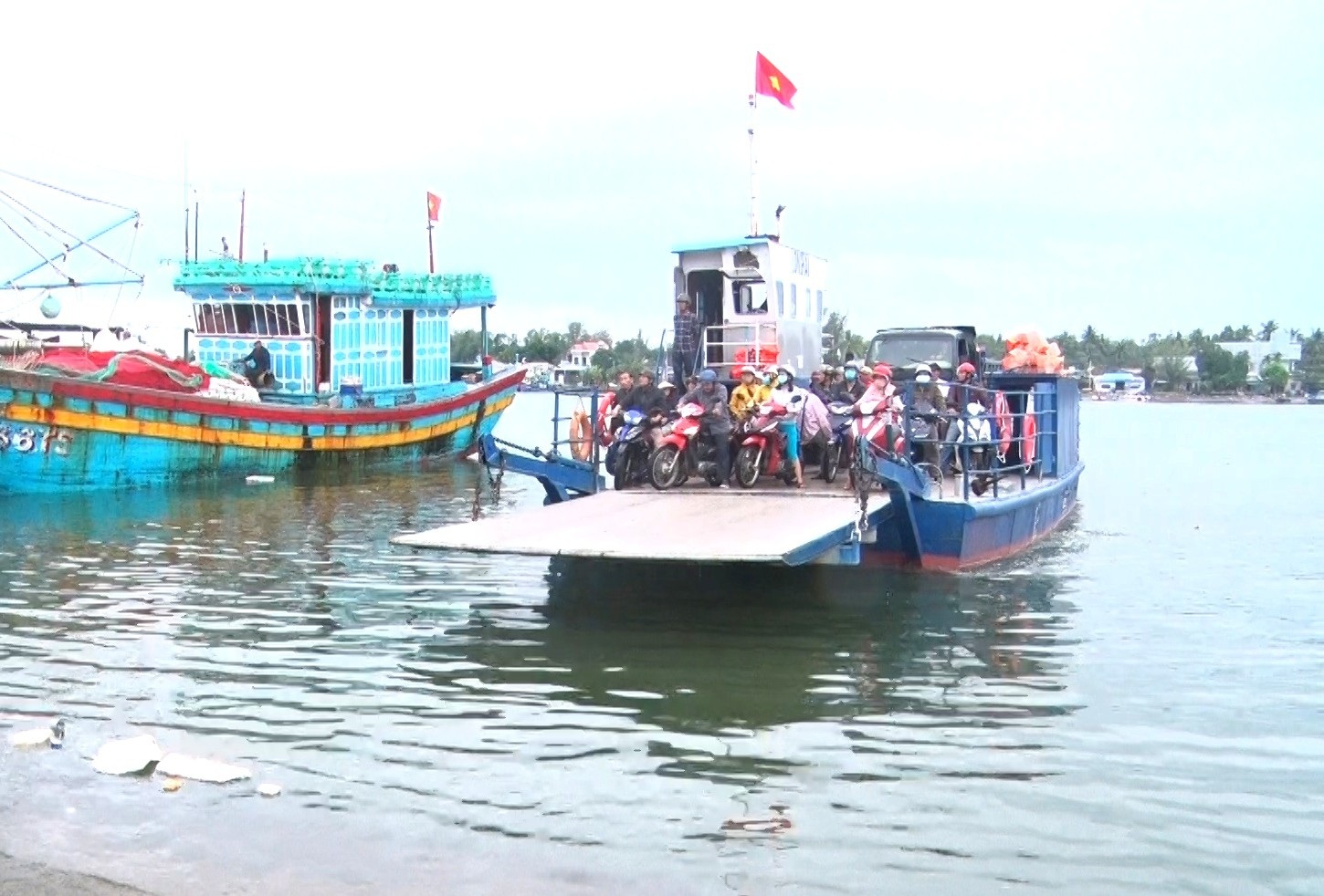 Người dân xã đảo hết cảnh đi đò tròng trành qua sông - Ảnh 2. Người dân xã đảo hết cảnh đi đò tròng trành qua sông - Ảnh 2.