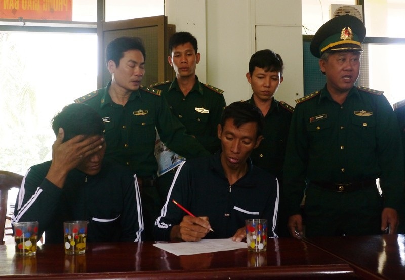 Tàu cá Bình Định đưa 2 người nước ngoài vào bờ an toàn - Ảnh 2. Tàu cá Bình Định đưa 2 người nước ngoài vào bờ an toàn - Ảnh 2.