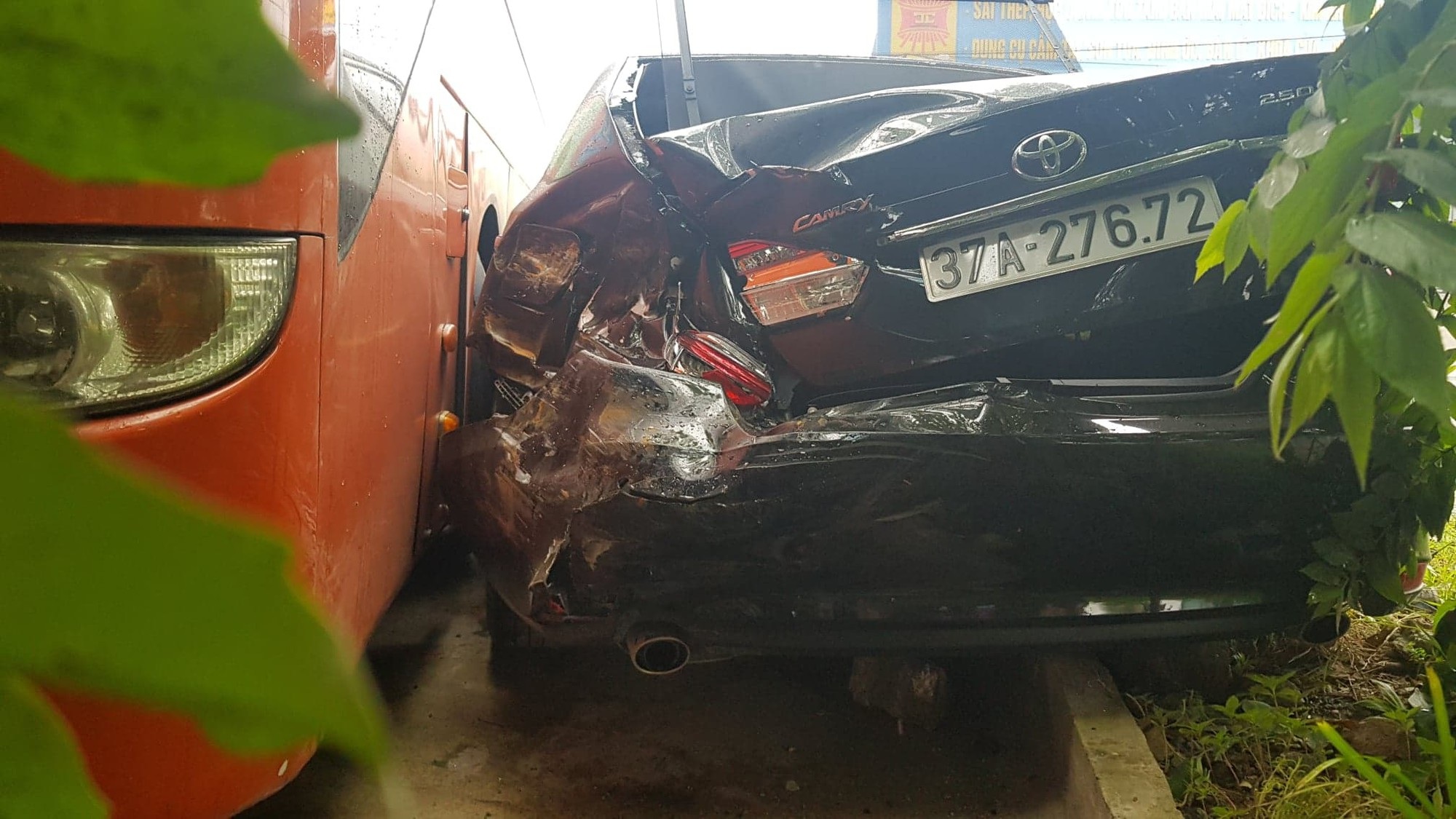 Xe chở linh mục bị xe khách tông nát đuôi - Ảnh 2.