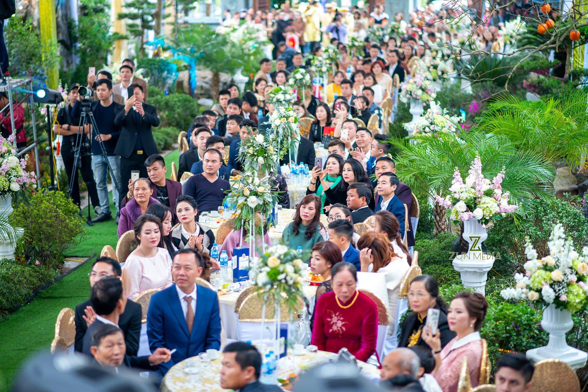 Cô dâu đeo vàng trĩu cổ ở lâu đài Nam Định: Bố mẹ cho 200 cây vàng và 2 bìa đỏ - Ảnh 2. Cô dâu đeo vàng trĩu cổ ở lâu đài Nam Định: Bố mẹ cho 200 cây vàng và 2 bìa đỏ - Ảnh 2.